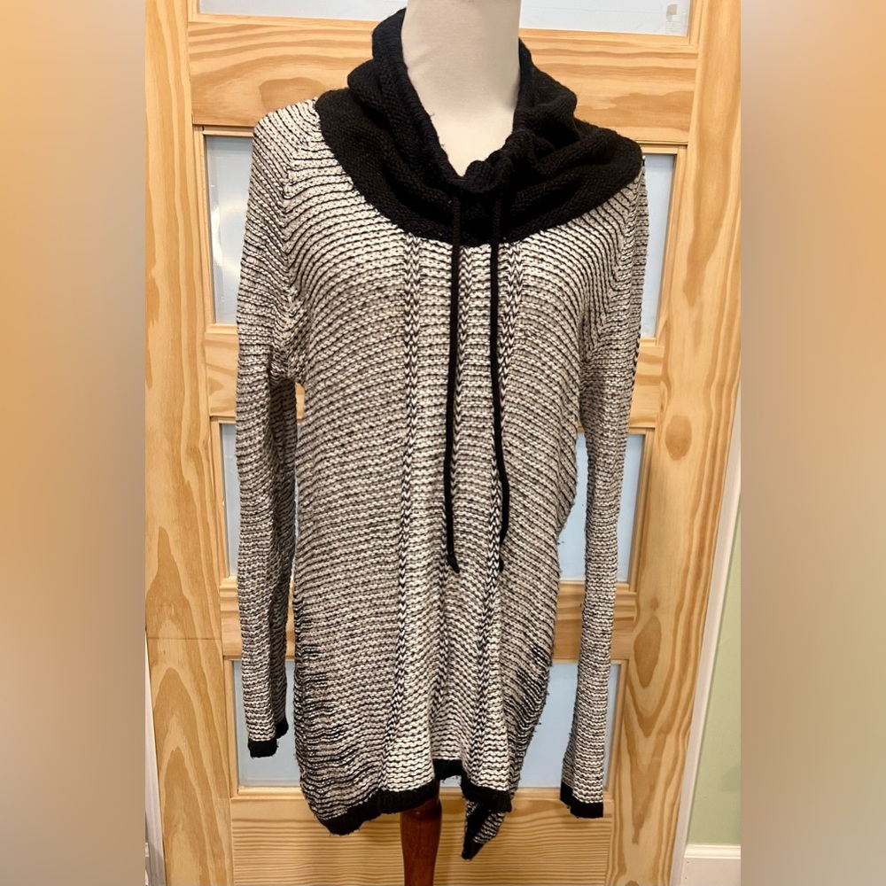 Maurice’s Black and White Sweater Size L